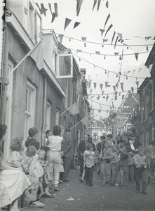502620 Afbeelding van het buurtfeest in de Eligenstraat te Utrecht.N.B. Dit is de vroegere Grote Eligensteeg. Na 1971 ...